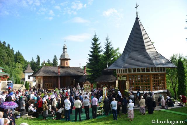 Slujbă arhierească la Mănăstirea Sihla - IPS Mitropolit Ioan: „Ce fericiți au fost că au gustat din lumina taborică”