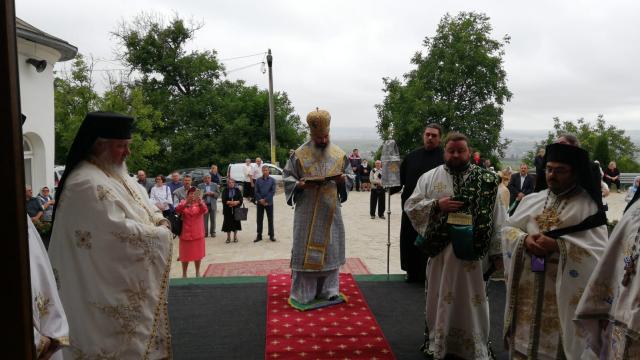 Mănăstirea Piatra Sfântă din județul Iași, în haine de sărbătoare: PS Antonie a slujit Sfânta Liturghie