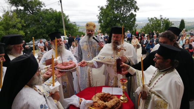 Mănăstirea Piatra Sfântă din județul Iași, în haine de sărbătoare: PS Antonie a slujit Sfânta Liturghie