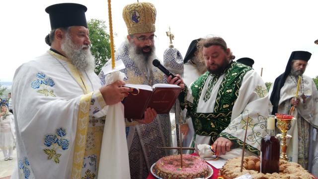 Mănăstirea Piatra Sfântă din județul Iași, în haine de sărbătoare: PS Antonie a slujit Sfânta Liturghie