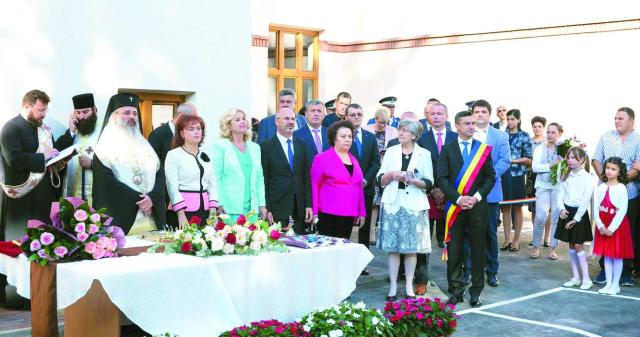 Binecuvântare arhierească pentru elevii ieşeni la început de an şcolar: „Şcoala românească are nevoie imensă de cerul credinţei, de lumina rugăciunii“