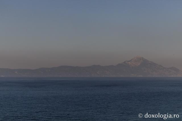 (Foto) Athosul văzut din peninsula Sithonia – Grecia