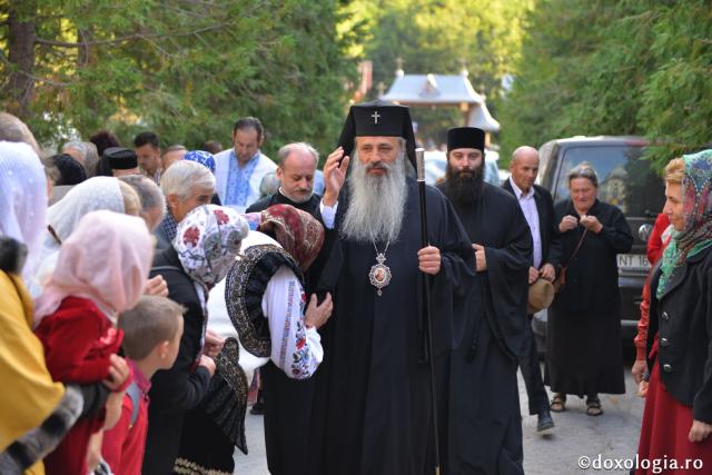 Slujbă arhierească la hramul Mănăstirii „Sfânta Cruce” din Brusturi – Neamț