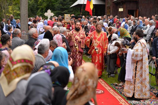 Slujbă arhierească la hramul Mănăstirii „Sfânta Cruce” din Brusturi – Neamț