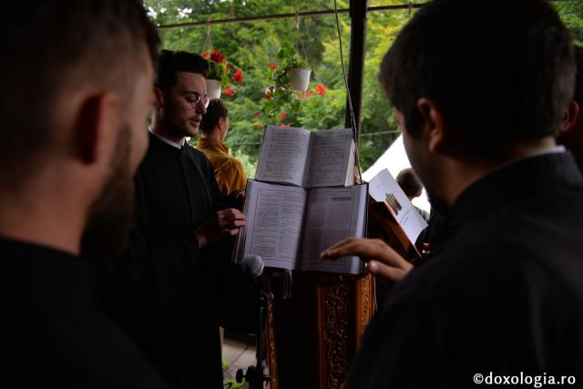 Slujbă arhierească la hramul Mănăstirii „Sfânta Cruce” din Brusturi – Neamț