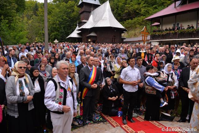 Slujbă arhierească la hramul Mănăstirii „Sfânta Cruce” din Brusturi – Neamț