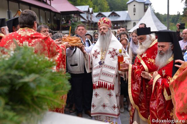 Slujbă arhierească la hramul Mănăstirii „Sfânta Cruce” din Brusturi – Neamț