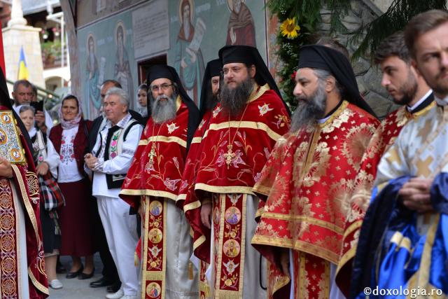Slujbă arhierească la hramul Mănăstirii „Sfânta Cruce” din Brusturi – Neamț