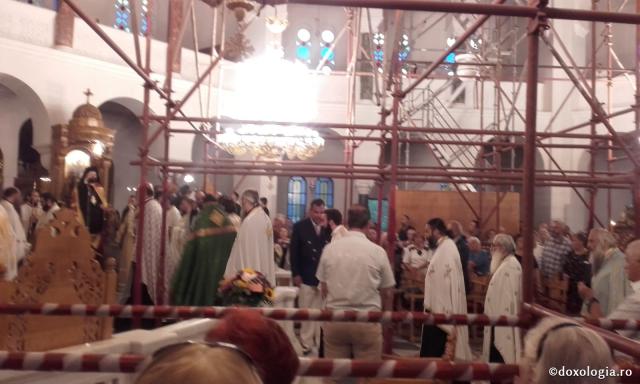 (Foto) Vecernie și procesiune la Sărbătoarea mutării moaștelor Sfântului Ierarh Nectarie, Insula Eghina – 2 septembrie 2019