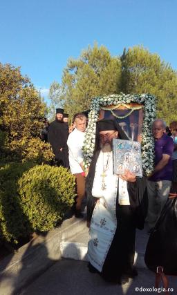 (Foto) Vecernie și procesiune la Sărbătoarea mutării moaștelor Sfântului Ierarh Nectarie, Insula Eghina – 2 septembrie 2019