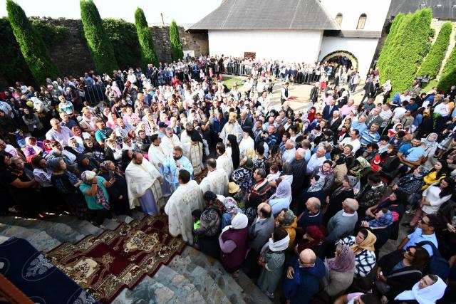 Mii de pelerini s-au rugat la hramul Mănăstirii Hadâmbu