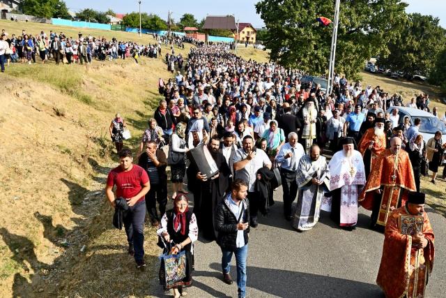 Mii de pelerini pe „Drumul Crucii”, la Mănăstirea Hadâmbu