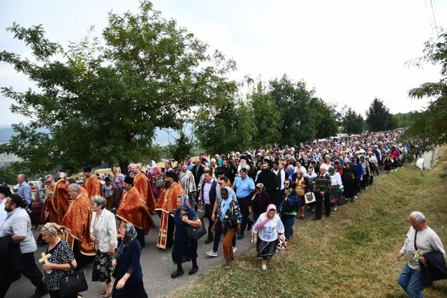 Mii de pelerini pe „Drumul Crucii”, la Mănăstirea Hadâmbu
