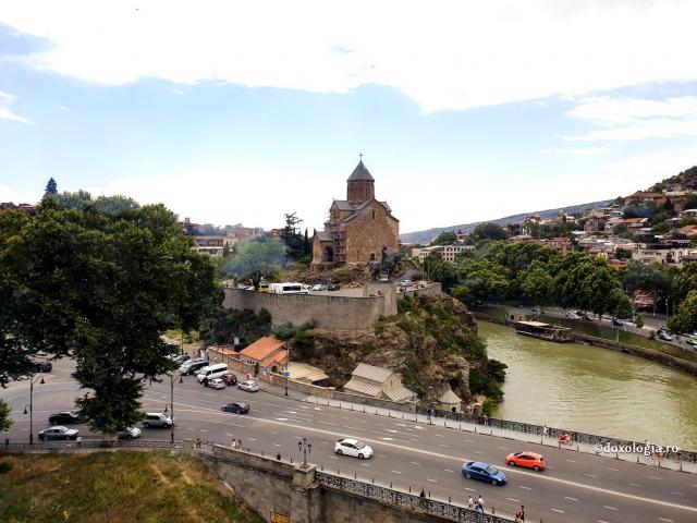 „Podul celor o sută de mii de mucenici ai Tbilisului” sau „Podul mucenicilor”