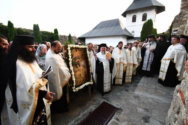 Mii de pelerini s-au rugat la hramul Mănăstirii Hadâmbu