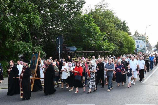 Biserica „Sfinţii Împăraţi Constantin şi Elena” din Gura Humorului a primit veşmântul sfinţirii