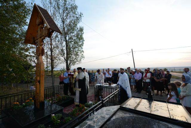 IPS Mitropolit Teofan la Parohia Victoria - Botoșani: „Avem încredințarea că sufletul Părintelui Patriarh Teoctist se bucură văzându-vă pe dumneavoastră”