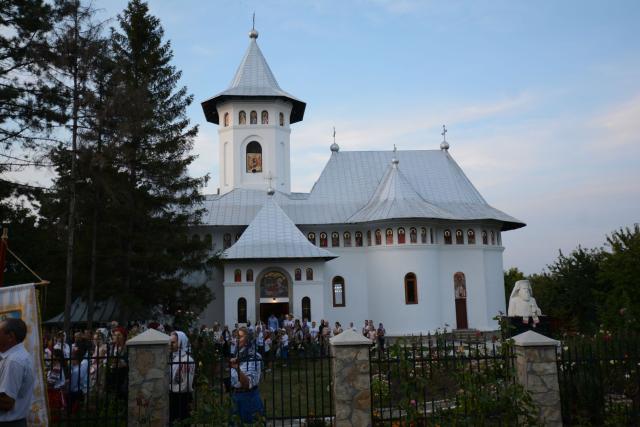 IPS Mitropolit Teofan la Parohia Victoria - Botoșani: „Avem încredințarea că sufletul Părintelui Patriarh Teoctist se bucură văzându-vă pe dumneavoastră”