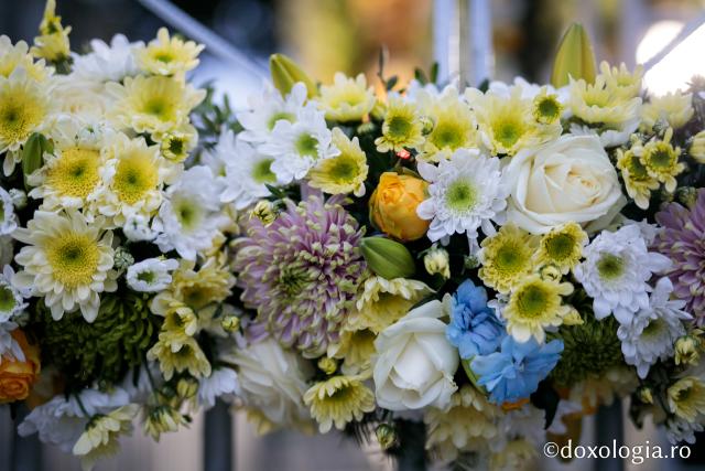Mărturii din culise – când, de ce și cum a început tradiția împodobirii baldachinului Sfintei Parascheva