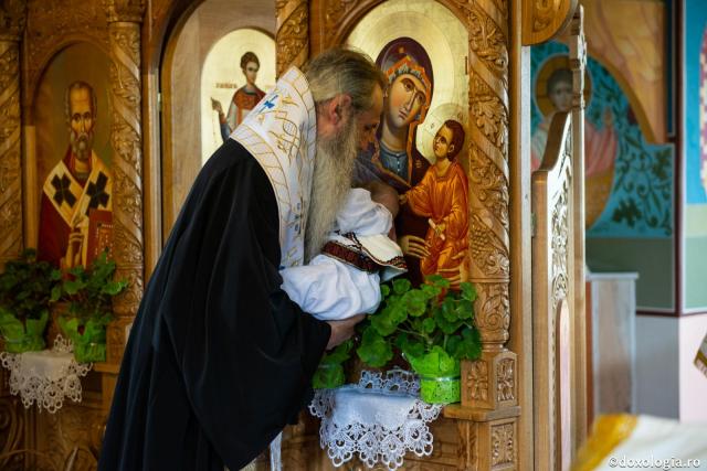 Sfântul Spiridon săvârșește îmbisericirea unui copil