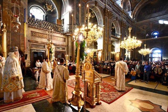 Liturghie arhierească la miezul nopţii în Catedrala Mitropolitană din Iaşi