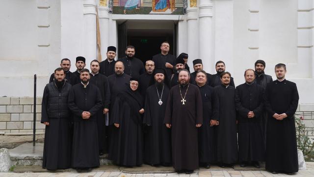 Cursuri preoțești la Miclăușeni – PS Damaschin Dorneanul și pr. Radu Preda, alături de clericii participanți