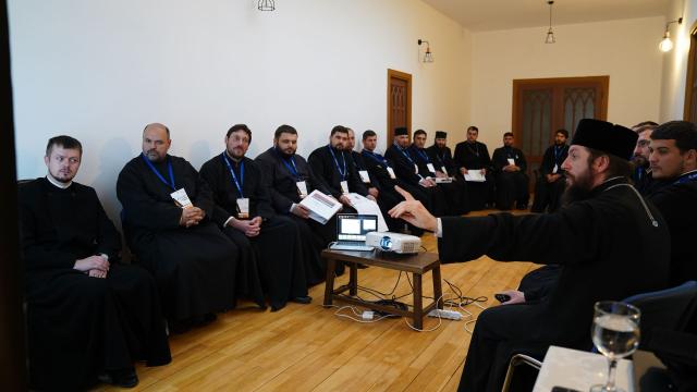 Cursuri preoțești la Miclăușeni – PS Damaschin Dorneanul și pr. Radu Preda, alături de clericii participanți