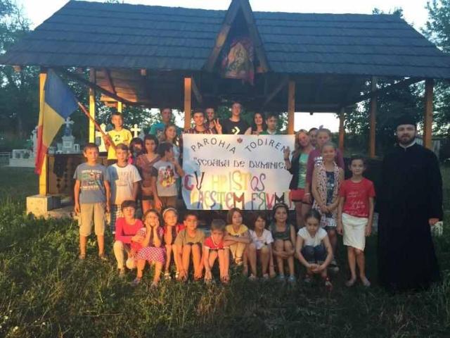 Preotul care preschimbă „sapa în condei”