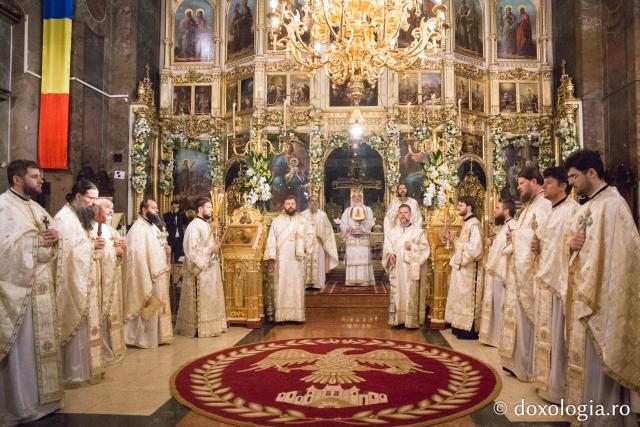 (Foto) Sfânta Liturghie arhierească în ajunul prăznuirii Sfintei Parascheva