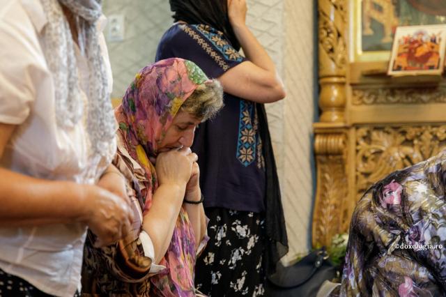femeie rugându-se în biserică