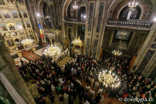 Sfânta Cuvioasă Parascheva a fost așezată spre închinare pelerinilor