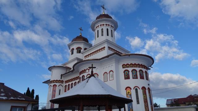 Liturghie arhierească în Parohia „Sfinții Voievozi”-CFR din Bacău