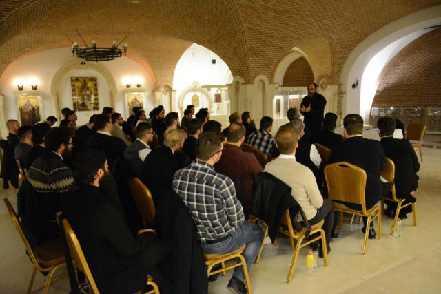Părintele Constantin Necula alături de studenții Masterului „Misiune și slujire pastorală”