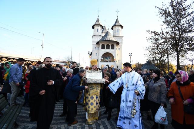 Liturghie arhierească la hramul Bisericii „Sfântul Nectarie” din Iaşi