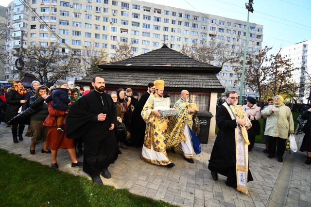 Liturghie arhierească la hramul Bisericii „Sfântul Nectarie” din Iaşi