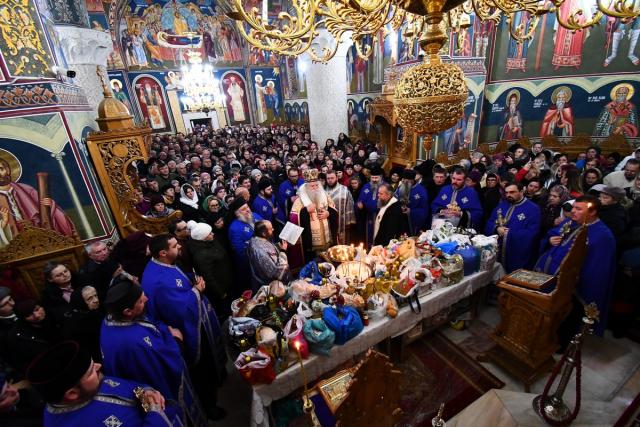 Credincioşi din toată ţara s-au rugat la Mănăstirea Hadâmbu