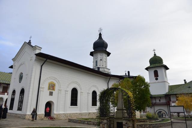 Mitropolitul Moldovei şi Bucovinei, la hramul Mănăstirii Agapia: „Omul este ființă chemată să aducă laudă lui Dumnezeu”