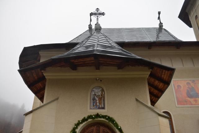 Slujbă arhierească la hramul mănăstirii nemțene Peștera