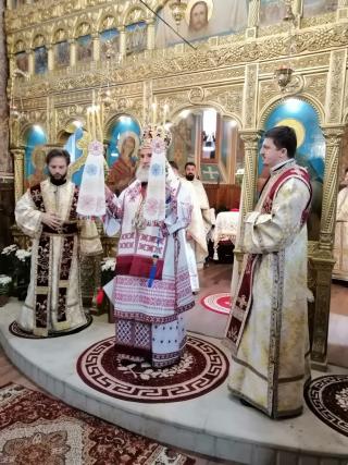 Liturghie arhierească în Parohia „Sfinții Voievozi”-CFR din Bacău