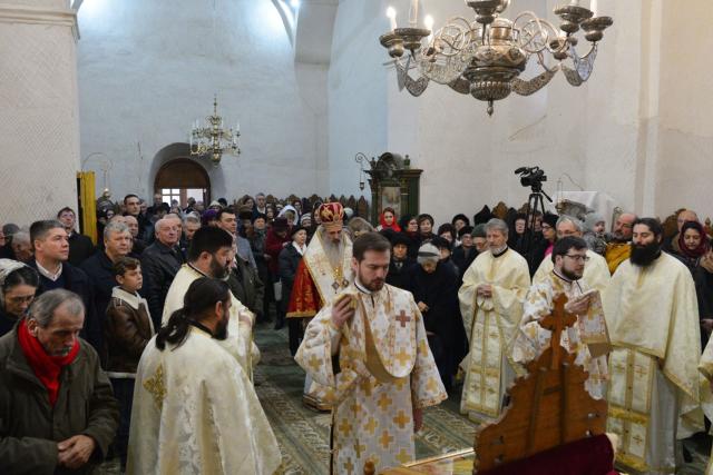 Părintele Mitropolit Teofan a slujit la Parohia Nicoriță din Iași: „Să vă îmbrăcați în veșmântul dragostei, veșmântul desăvârșirii!”