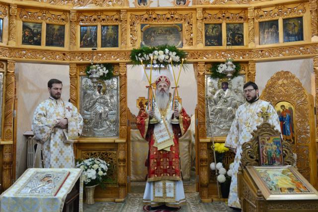 Părintele Mitropolit Teofan a slujit la Parohia Nicoriță din Iași: „Să vă îmbrăcați în veșmântul dragostei, veșmântul desăvârșirii!”