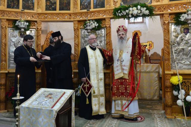 Părintele Mitropolit Teofan a slujit la Parohia Nicoriță din Iași: „Să vă îmbrăcați în veșmântul dragostei, veșmântul desăvârșirii!”