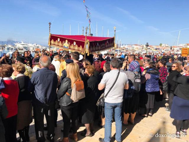 (Foto) Procesiune cu moaștele Sfântului Ierarh Nectarie în Insula Eghina – 9 noiembrie 2019