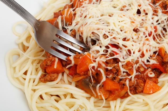 Spaghette cu carne tocată și legume