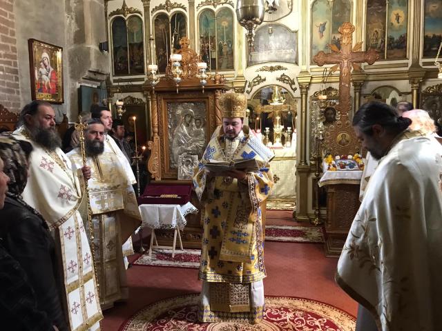 Părintele Episcop Veniamin a slujit la Mănăstirea Războieni - Neamț