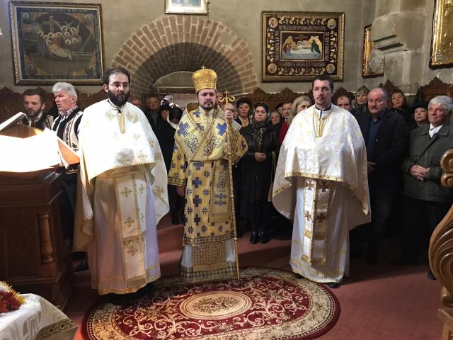 Părintele Episcop Veniamin a slujit la Mănăstirea Războieni - Neamț