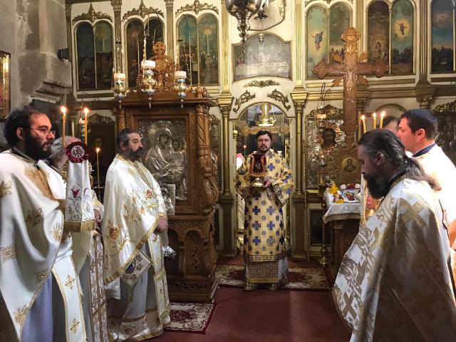 Părintele Episcop Veniamin a slujit la Mănăstirea Războieni - Neamț