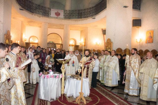 Liturghii arhiereşti în două parohii băcăuane
