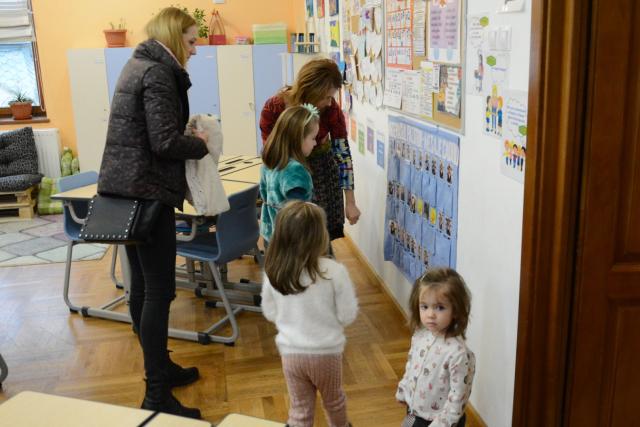 Părinți și copii în vizită la Școala „Varlaam Mitropolitul” din Iași