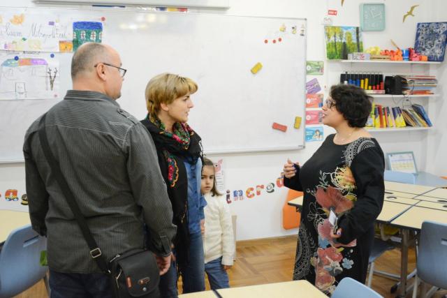 Părinți și copii în vizită la Școala „Varlaam Mitropolitul” din Iași